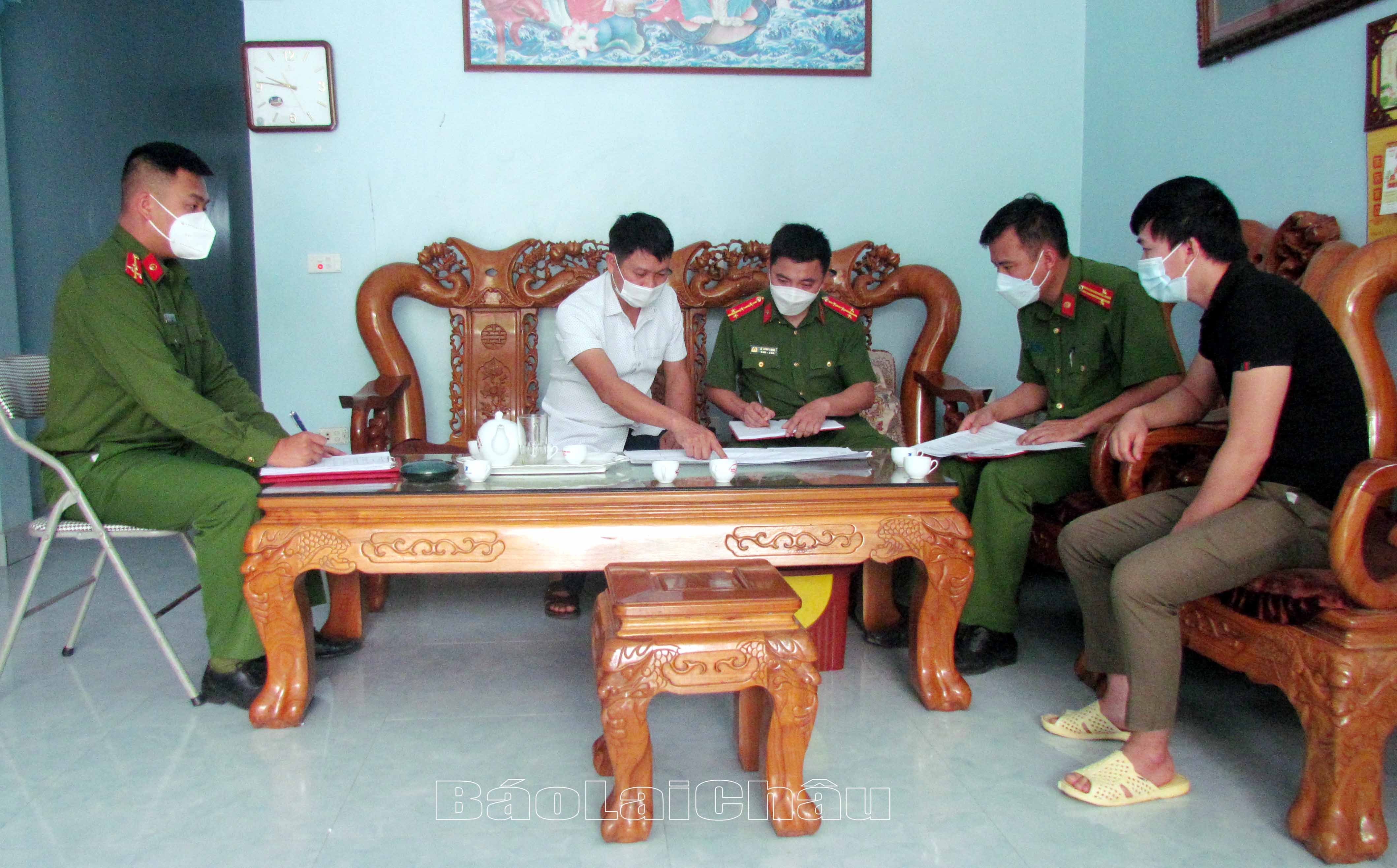 Lực lượng cảnh sát môi trường tuyên truyền các quy định của pháp luật về bảo vệ rừng, tài nguyên khoáng sản đến người dân huyện Phong Thổ.